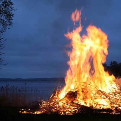 hutte en feu